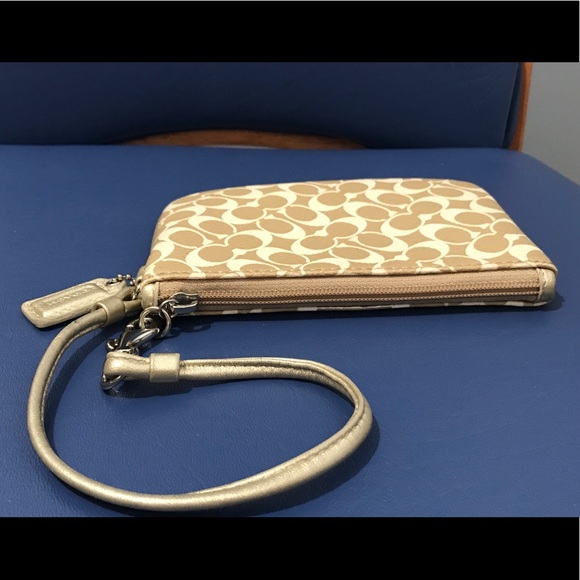 Coach beige/cream/gold sig C leather wristlet - Picture 14 of 15